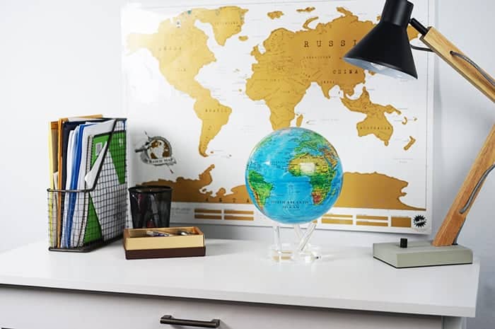 blauwe reliëfkaart MOVA globe