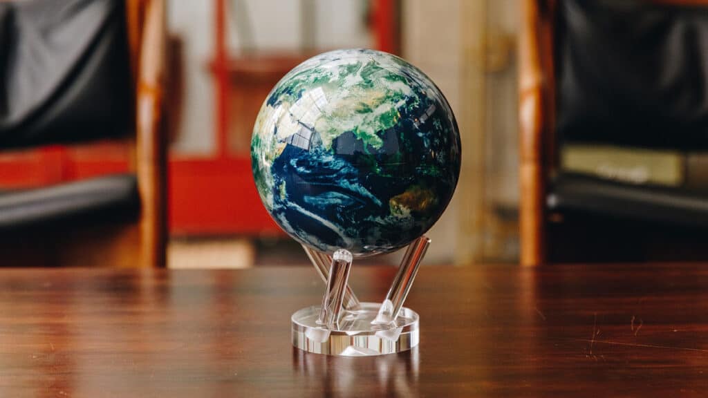 MOVA Globe Erde auf einem Tisch